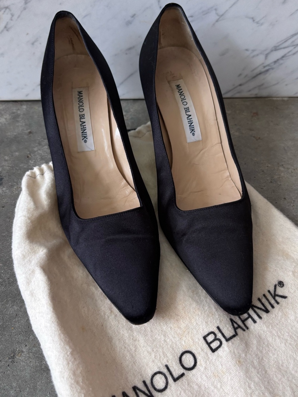 Classic gorgeous Manolo Blahnik Black Pointed-Toe Satin Pumps